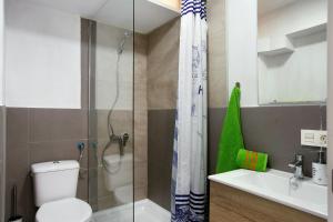 ein Badezimmer mit Dusche, Toilette und Waschbecken in der Unterkunft Estudio Massimo 7d in Las Palmas de Gran Canaria + 15 Fotos
