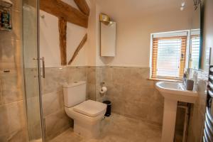 une salle de bain avec toilettes et lavabo dans l'établissement Bramble Cottage - Cosy 2 Bed With Deluxe HOT TUB & Log Burner, à Hereford 27 autres photos