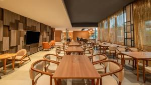 ibis Bengaluru Hebbal - An Accor Brand的电视和/或娱乐中心