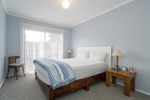 Giường trong phòng chung tại Blue Haven Inlet Side