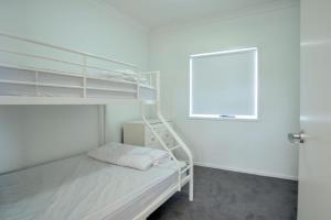 Poschodová posteľ alebo postele v izbe v ubytovaní Chiaro Villa - Surf Side