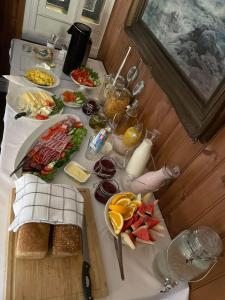 una mesa con muchos tipos diferentes de comida en ella en Sylte Hotell, Valldal en Valldal