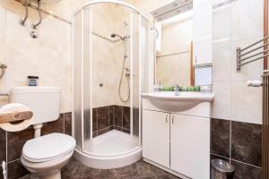 e bagno con servizi igienici, doccia e lavandino. di Malinsummer Apartments a Malinska