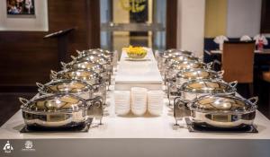 een tafel met potten en pannen erop bij Hotel Abigail Goradia's in Shirdi