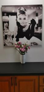 ein schwarzweißes Foto einer Frau mit einer Blumenvase in der Unterkunft Marilyn príjemný 3 izbový byt v Rači in Rača