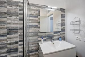 een badkamer met een wastafel en een spiegel bij La Colombera in Alassio +15 foto's