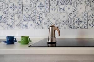 een aanrecht met twee kopjes en een wastafel bij La Colombera in Alassio