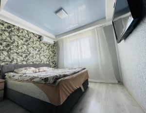 - une petite chambre avec un lit et une fenêtre dans l'établissement Двухкомнатная на Оболони возле Дрим-Тауна, à Kiev