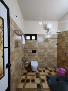 un bagno con wc e vasca da bagno di Forest and River Edge Resort a Kannur