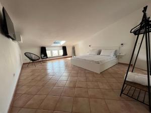 um quarto com uma cama e piso em azulejo em B-Guest House em Oristano