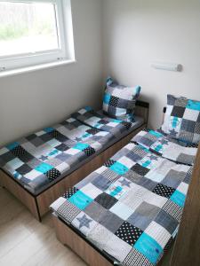 Łóżko lub łóżka w pokoju w obiekcie Całoroczne domy do wynajęcia