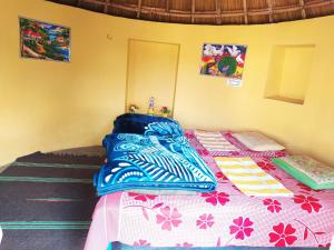 1 dormitorio con 1 cama con colcha rosa y blanca en Osian Dhana Ram Ki Dhani Home Stay Osian, en Osiān