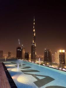 Bazén v ubytování Luton Vacation Homes - Damac Paramount Midtown Business Bay Dubai - 37AB09 nebo v jeho okolí