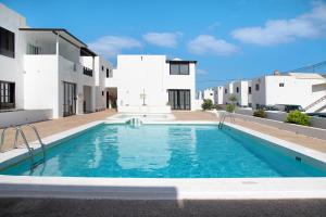 a swimming pool in the middle of a house at Casa Fariones in Puerto del Carmen