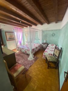 ein Schlafzimmer mit einem Bett und einem Stuhl in der Unterkunft Gardasee -RESIDENZA POETICA-Garda lake in Cavaion Veronese