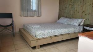 Säng eller sängar i ett rum på Villa Lochia - Χατζό House - Καλαίσθητο Σπίτι στη Ράμια
