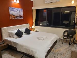 Postel nebo postele na pokoji v ubytování Luna Villa by Angel Stay - Three Bedroom Villa in Lonavala