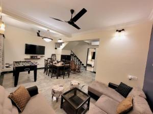 TV a/nebo společenská místnost v ubytování Luna Villa by Angel Stay - Three Bedroom Villa in Lonavala