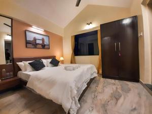 Postel nebo postele na pokoji v ubytování Luna Villa by Angel Stay - Three Bedroom Villa in Lonavala