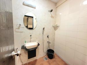 Koupelna v ubytování Luna Villa by Angel Stay - Three Bedroom Villa in Lonavala