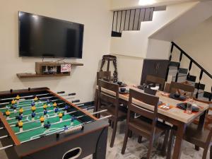 TV a/nebo společenská místnost v ubytování Luna Villa by Angel Stay - Three Bedroom Villa in Lonavala