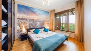 Olympic Park I, Sun & Snow في كولوبرزيغ: غرفة نوم بها سرير ونافذة كبيرة