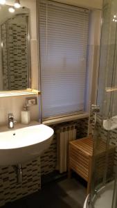ローマにあるIsabella Roomsのバスルーム(洗面台、ガラス張りのシャワー付)
