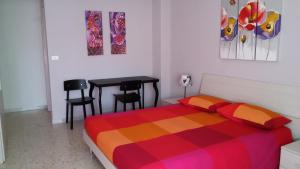 ローマにあるIsabella Roomsのベッドルーム1室(ベッド1台、テーブル、椅子付)