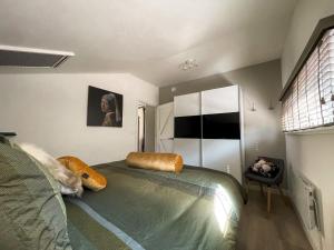 1 dormitorio con cama con almohada en Vakantiehuisje Hoofdvaart, en Dedemsvaart