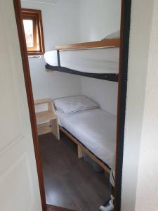 una camera con 2 letti a castello e un letto piccolo di Cozy chalet for 4 Veluwe a Putten