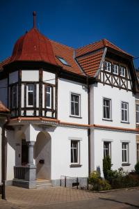 una gran casa blanca con techo rojo en Vila Witke en Dolní Dunajovice