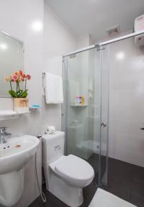 胡志明市的住宿－Ailen Garden 2 Hotel，白色的浴室设有卫生间和淋浴。
