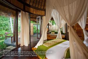 Fivelements Retreat Bali في أوبود: غرفة نوم مع سرير مع ناموسية