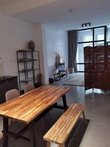 een grote kamer met een houten tafel en stoelen bij Lovely 2 Bedroom Serviced Apartment in Rotterdam in Rotterdam