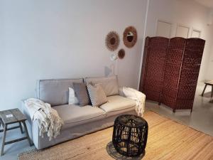 un soggiorno con divano e tavolo di Lovely 2 Bedroom Serviced Apartment in Rotterdam a Rotterdam