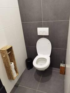 een badkamer met een wit toilet in een stal bij Lovely 2 Bedroom Serviced Apartment in Rotterdam in Rotterdam