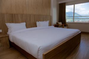 Un pat sau paturi într-o cameră la Stay Inn Hotel and Apartment Pokhara