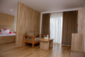 Un pat sau paturi într-o cameră la Stay Inn Hotel and Apartment Pokhara