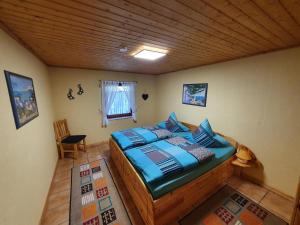 1 dormitorio con cama y techo de madera en Ferienwohnung Burgblick, en Burgen