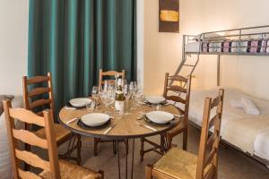 comedor con mesa y sillas y litera en La Calanque - 5 per - Bon plan - Hypercentre, en Troyes