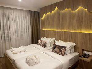 Un pat sau paturi într-o cameră la Stay Inn Hotel and Apartment Pokhara