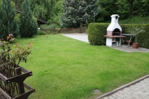 a garden with a bird house in the grass at Gästehaus Moser in Ranten
