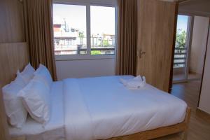 Un pat sau paturi într-o cameră la Stay Inn Hotel and Apartment Pokhara