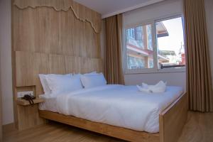 Un pat sau paturi într-o cameră la Stay Inn Hotel and Apartment Pokhara