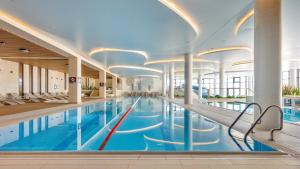 Bazén v ubytovaní Apartamenty Sun & Snow Polanki Aqua z basenem alebo v jeho blízkosti