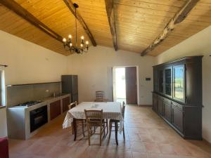 eine Küche mit einem Tisch und Stühlen im Zimmer in der Unterkunft Agriturismo Tenuta Feraudo in Labonia