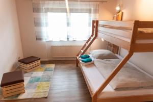 een slaapkamer met 2 stapelbedden en een raam bij Ferienwohnung Wald & Wild in Löffingen