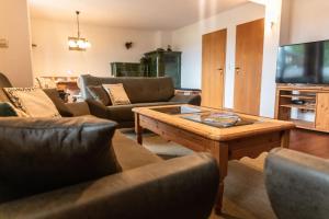 ein Wohnzimmer mit Sofas und einem Couchtisch in der Unterkunft Ferienwohnung Wald & Wild in Löffingen
