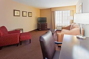 una camera d'albergo con poltrona e TV di Holiday Inn Express & Suites Ashtabula-Geneva, an IHG Hotel ad Austinburg