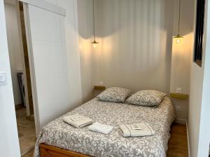 Posteľ alebo postele v izbe v ubytovaní Cocon chic du Vieux port - Clim